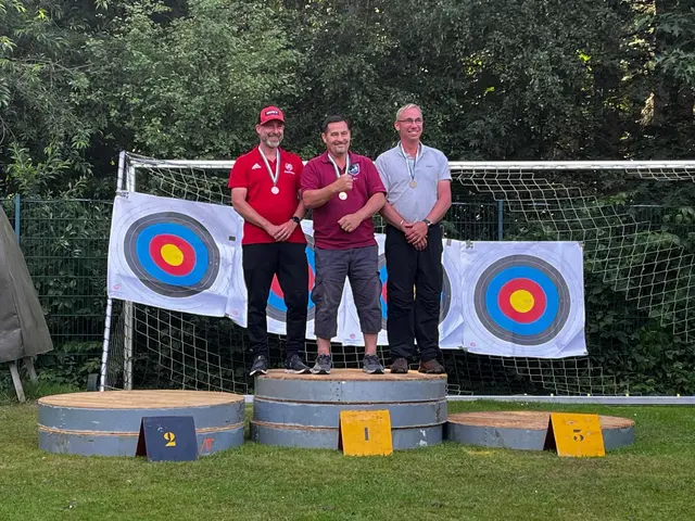 Siegerehrung Compound Master männlich: Holger Echternkamp (re.) auf Platz Drei | Foto: SV Wiepenkathen e.V.