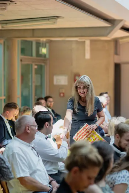 Unter dem Motto "Lächeln" verteilt Ute Behrens Smileys | Foto: BBS Buxtehude