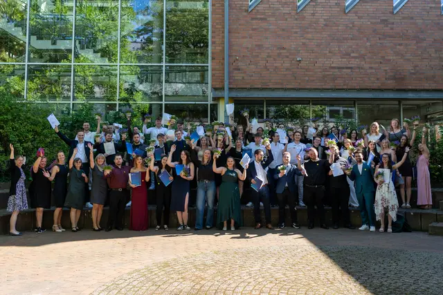 Geschafft: Die Freude bei den jungen Kaufleuten im Einzelhandel und ihren Lehrkräften über die erfolgreiche Abschlussprüfung ist riesig | Foto: BBS Buxtehude