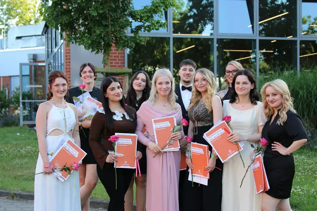 Die stolzen Absolventinnen und der stolze Absolvent mit ihren Gesellenbriefen | Foto: Kreishandwerkerschaft