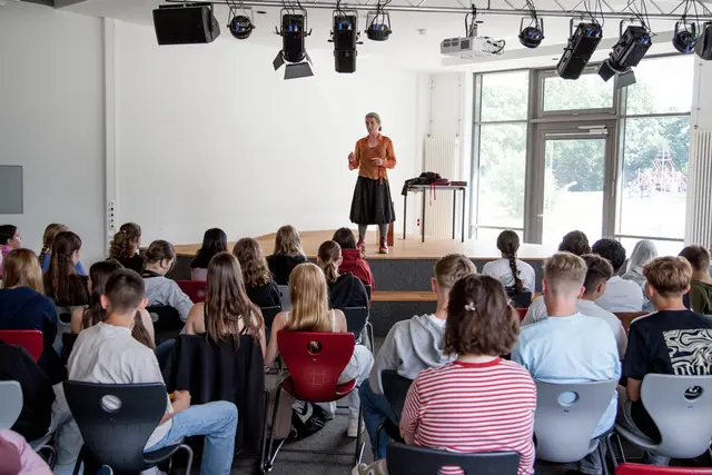 Theaterstück statt Frontalunterricht erlebten die Neuntklässler des Gymnasium Winsen | Foto: Gymnasium Winsen/H. Ruppenthal