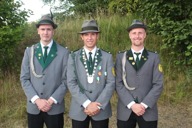 Jungschützenkönig Finn Quecke (Mi.) mit seinen Adjutanten Lennard Puls (li.) und Till Strohbehn | Foto: pm
