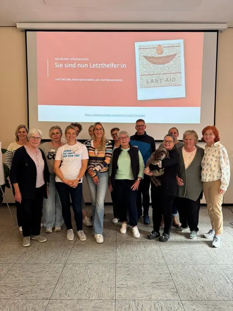 Die Teilnehmenden des „Letzte Hilfe“-Kurses beim DRK-Ortsverein Brackel/Thieshope zusammen mit den Referentinnen Anja Wunderlich und Ineke Kamps vom ambulanten Hospizdienst Winsen und Anna Holtkamp, 1. Vorsitzende des DRK-Ortsvereins (ganz rechts).  | Foto: Hilke Schamlott/DRK-Kreisverband Harburg-Land  