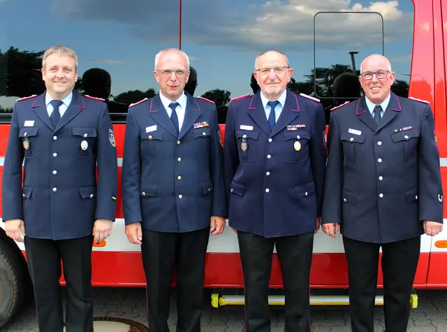 Das Foto von links den stellvertretenden Abschnittsleiter Elbe, den Vorsitzenden des Kreisfeuerwehrverbandes Volker Bellmann, den Geehrten Hans-Werner Pohl und Ortsbrandmeister Jörg Micsek | Foto: Feuerwehr Winsen
