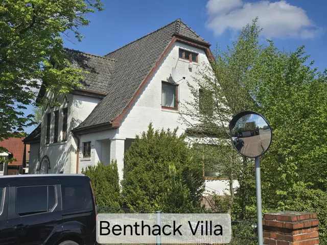 Die Tage der leer stehenden Benthack-Villa sind offensichtlich gezählt | Foto: thl