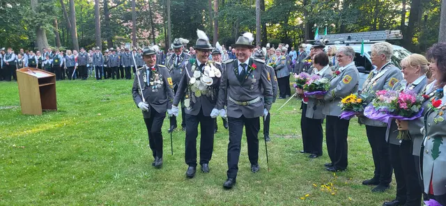 Viel Spaß beim Abschreiten der angetretenen Schützinnen und Schützen | Foto: André Welle