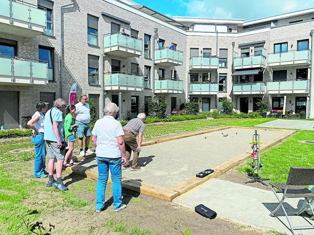 Die Bewohner freuten sich über die Boule-Anlage, auf der sofort gespielt wurde | Foto: Schröder Immobilien