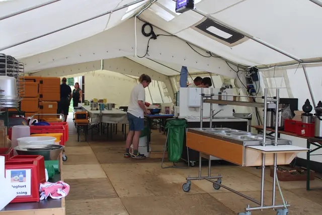 Die Küchencrew bei den Vorbereitungen für das Mittagessen | Foto: Burkhard Giese
