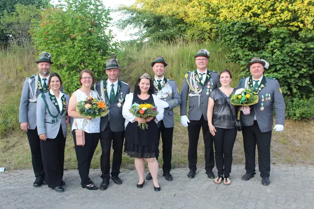Die Königscrew (v. li.) rund um König Frank Gerdau (Mi.) und seine Königin Sandra: Markus und Sheila Hillemann, Sabine Gröning und Hendrik Böttcher sowie Mathis und Christin Stolle und Stefan Mattschull | Foto: pm