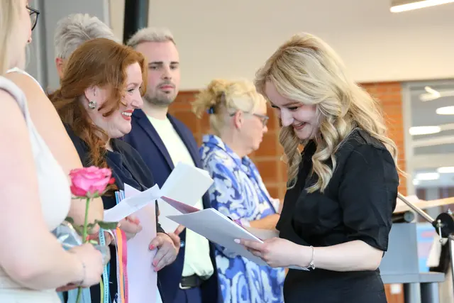 Große Freude bei der Übergabe der Gesellenbriefe | Foto: Kreishandwerkerschaft