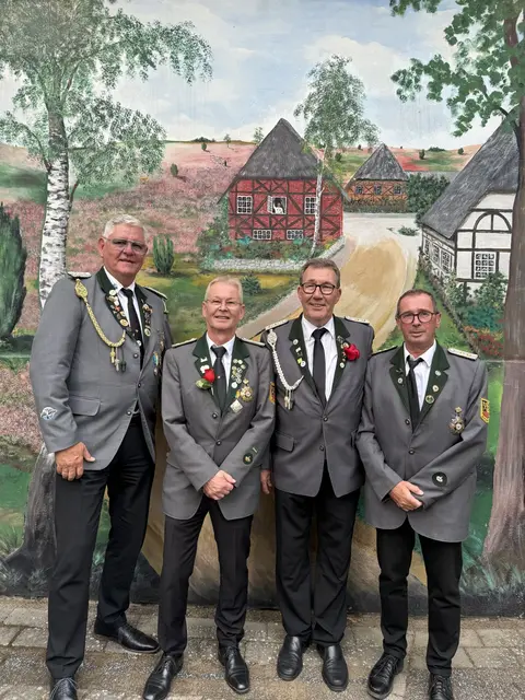 Der neue Schützenkönig Ulf-Rainer Schulz (Dritter von rechts), mit seinen Adjutanten (v. li.): Uwe Meins, Martin Wiese und Markus Wirsching | Foto: Verein