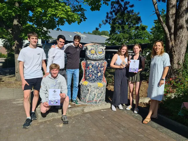 Strahlende Sieger: Die Teams des Gymnasiums Winsen zeigen ihre Urkunden vom Medienfest KLICK CUT CODE. | Foto: Gymnasium Winsen