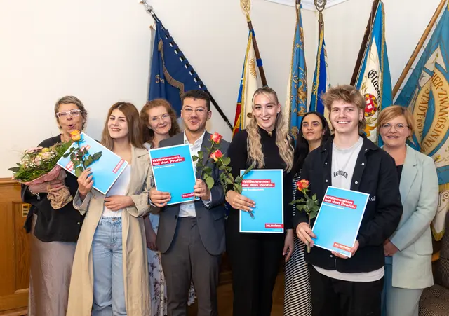 Sedrah Alaktaa (vorne von links), Mohammed Alhreib, Dilara Bozaci und Fabian Gidom feierten ihre Freisprechung durch die Berufsschullehrerinnen Claudia Polzer (hinten von links), Bettina Flor, Valentina Chittano Meyer und Cynthia Hagemann. | Foto: ks