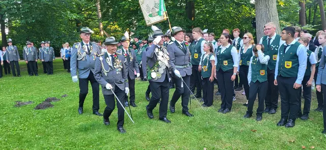 Beim Abschreiten der angetretenen Schützinnen und Schützen  | Foto: André Welle