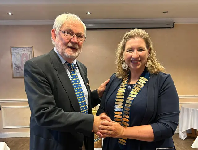 Rolf Schriefer übergab Ilona Johannsen das Amt des Präsidenten | Foto: Rotary Club Winsen