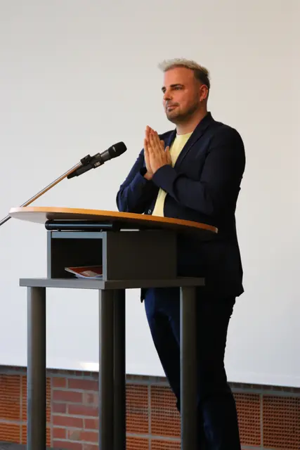 Ein besonderer Moment der Feier war die persönliche Rede von Andreas Patzak, selbst Mitglied im Prüfungsausschuss und seit 17 Jahren im Beruf | Foto: Kreishandwerkerschaft