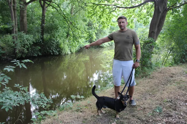 Lukas Los und sein Hund Chillo an der Stelle, wo der Torpedo im Wasser lag | Foto: sb