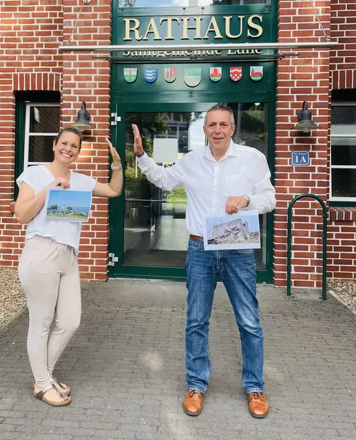 Rathauschef Timo Gerke und Regionalmanagerin Anne Rosenfeld hoffen auf eine zügige Umsetzung des Projekts "Sturmflut-Stele" | Foto: SG Lühe