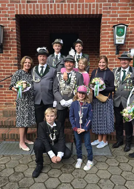 Die neue Königscrew: (hi., v. li.) Jungschützenkönig Finn Jonte Rieckmann, Adjutant Johan Strauß, (mittlere Reihe, v. li.) Adjutantenpaar Inga und Jan-Peter Soetebeer, Königspaar Heino und Jutta Buck, Adjutantenpaar Nicole (Nina) und Sönke Koch sowie (vorne, v. li.) Jugendkönig Georg Müller und Jugendkönigin Cäthe Apel | Foto: Heiko Neumann