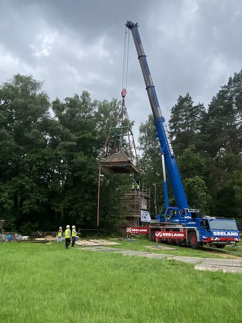 Beim Abbau des Trafoturms in Ashausen  | Foto: FLMK