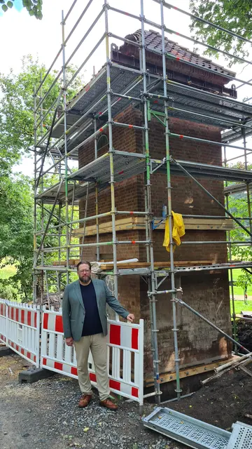  Stefan Zimmermann vor dem eingerüsteten Trafoturm in Ashausen  | Foto: FLMK