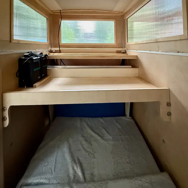 So geräumig ist es in dem kleinen Camper – ganz wie es sein Name verspricht: Tiny Outside, Big Inside | Foto: Jörg Reitmann