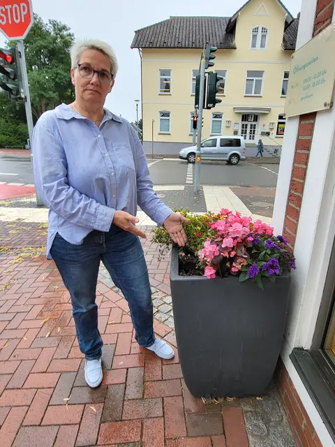 Katja Kröger-Mollin ist empört über die Dreistigkeit, einfach woanders Blumen auszubuddeln, um sich selbst daran zu erfreuen | Foto: sh