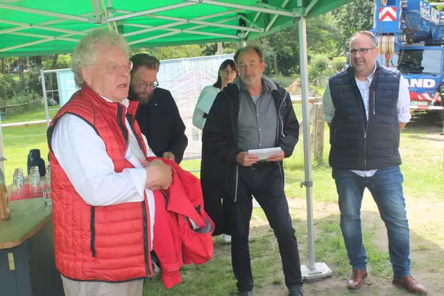 Christian Popp (v. li., Erster Vorsitzender des Heimatvereins Ashausen),   Museumsdirektor Stefan Zimmermann, Robert Isernhagen (Bürgermeister der Gemeinde Stelle) und Jan Bauer (Erster Vorsitzender des Fördervereins)  | Foto: pm