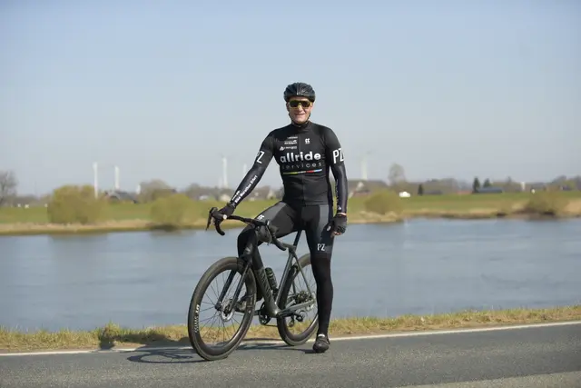 Beim Training am Elbdeich: der passionierte Rennradfahrer Sven Straube | Foto: Alex Kiss