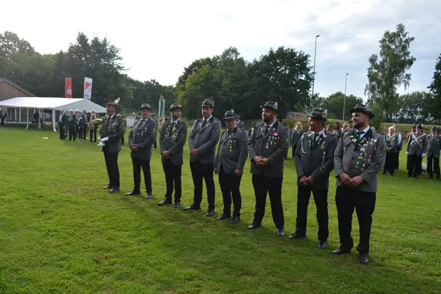 Die Schützenkönigs-Anwärter warteten bei der Proklamation gespannt auf die "Krönung" | Foto: Heiko Neumann