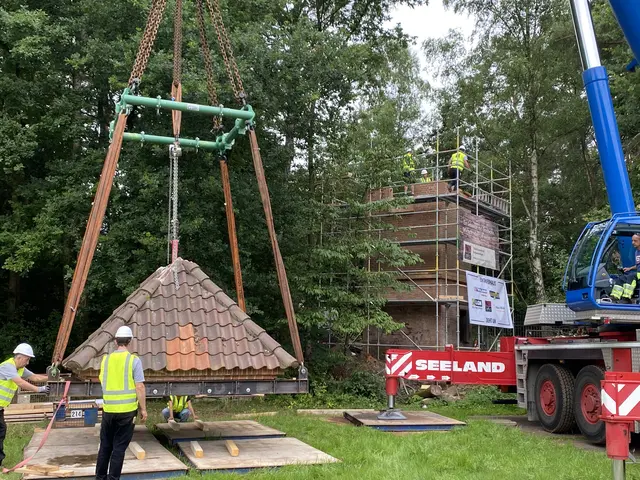 Beim Abbau des Trafoturms in Ashausen  | Foto: FLMK