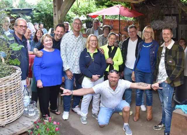 Die Mitglieder des Gewerbevereins Rosengarten beim gemütlichen Beisammensein auf dem Sommerfest  | Foto: Gewerbeverein
