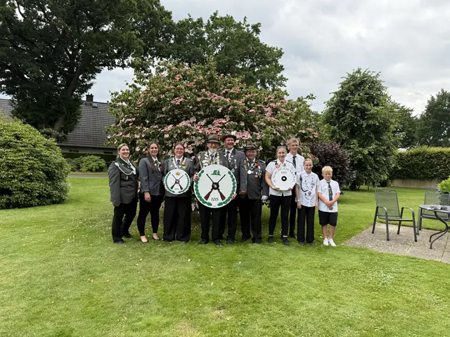Die neuen Eyendorfer Majestäten und Adjutanten (v. li.): Irina Rosenberger, Franziska Melz, Friederike Pohl, Sönke Brigel, André Ehlbeck, Edgar Buchholz, Paula Tiedemann, Jan-Erik Fedders, Marieke Twesten und Max Witt | Foto: Lisa Senkpiel