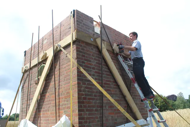 Ingo Schad (Projektsteuerung Translozierung der JaKo Baudenkmalpflege GmbH) arbeitet an einem Teil des Trafoturms | Foto: pm