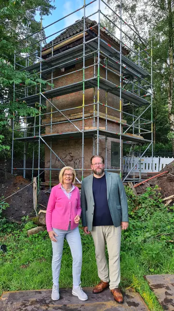 Christiane Örtzen und Stefan Zimmermann vor dem eingerüsteten Trafoturm in Ashausen | Foto: FLMK