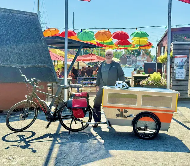 Auf seinen Touren fällt Reitmann mit seinem selbstgebauten Camper immer auf | Foto: Jörg Reitmann