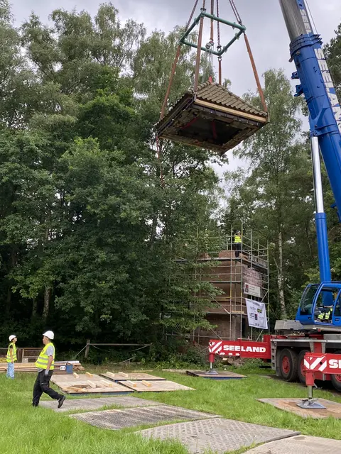 Beim Abbau des Trafoturms in Ashausen  | Foto: FLMK