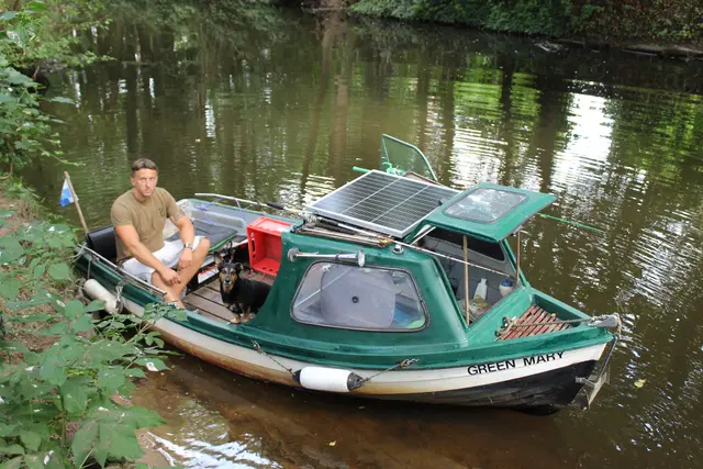 Lukas Los und Hund Chillo auf dem Boot "Green Mary" | Foto: sb