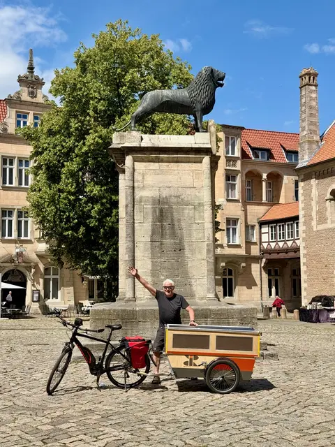 Auf seinen Touren – wie hier nach Braunschweig – lässt der Harsefelder sich die städtischen Wahrzeichen nicht entgehen | Foto: Jörg Reitmann