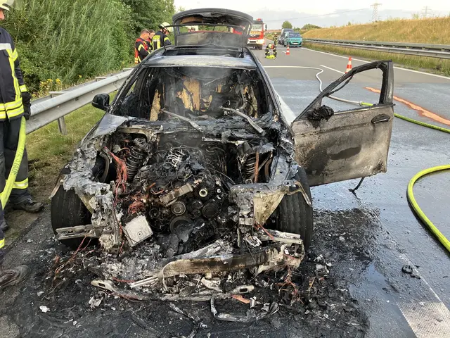 Als die 40-jährige Fahrerin den BMW auf dem Seitenstreifen parkte, ging er unerwartet in Flammen auf und brannte vollständig aus. | Foto: Polizeiinspektion Stade