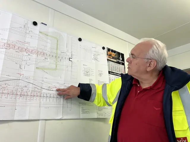 Oberdeichrichter Wilhelm Ulferts erläutert die Baumaßnahme anhand der Bauzeichnung | Foto: Daniel Beneke/LK Stade
