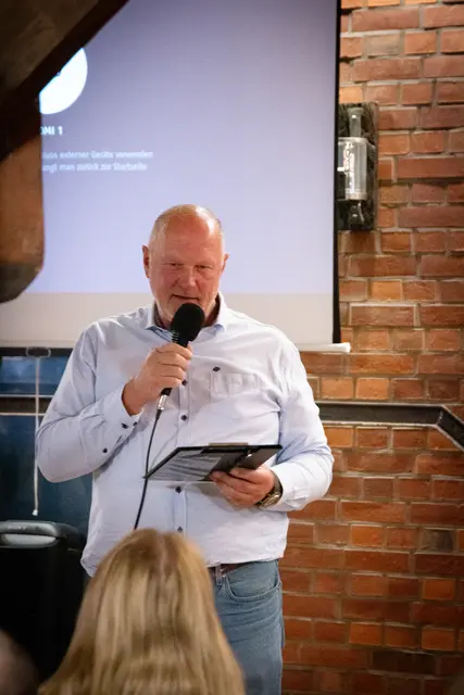 Zum ersten Mal begrüßte Olaf Guthahn in seiner neuen
Funktion als Obermeister der Innung die Gäste | Foto: Kreishandwerkerschaft