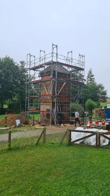 Der Turm steht fertig aufgebaut an seinem neuen Platz an der Königsberger Straße am Kiekeberg | Foto: FLMK