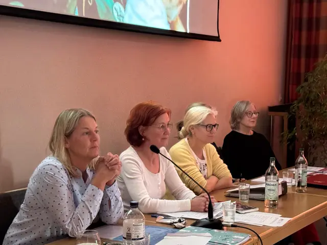 Der Vorstand des DRK-Ortsvereins Brackel/Thieshope bei der diesjährigen Jahreshauptversammlung. Von links: Sandra Schlumbom (2. Vorsitzende), Anna Holtkamp (1. Vorsitzende), Tanja Knuth (Schatzmeisterin), Andrea Müller (Teammitglied).  | Foto: DRK-Kreisverband Harburg-Land  