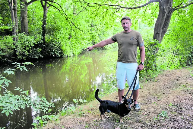 Lukas Los und sein Hund Chillo an der Stelle, wo der Torpedo im Wasser lag | Foto: sb