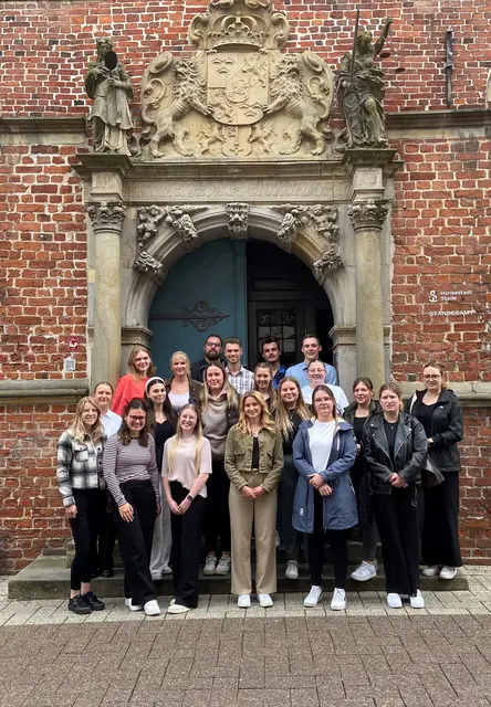 Die strahlenden Absolventen vor dem Stader Rathaus | Foto: Hansestadt Stade