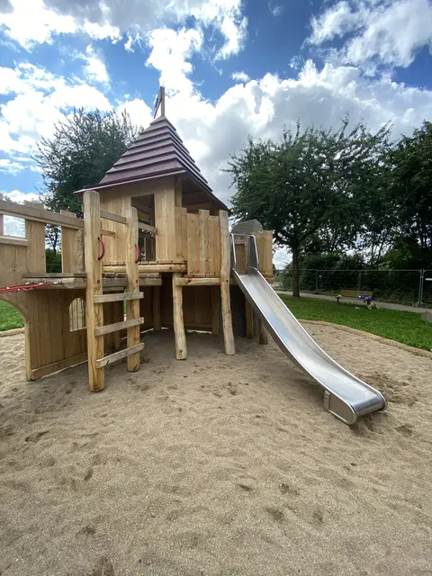 Die große Burgspielanlage mit Rutsche soll ein vielfältiges Spielangebot liefern | Foto: Stadtmarketing Harsefeld
