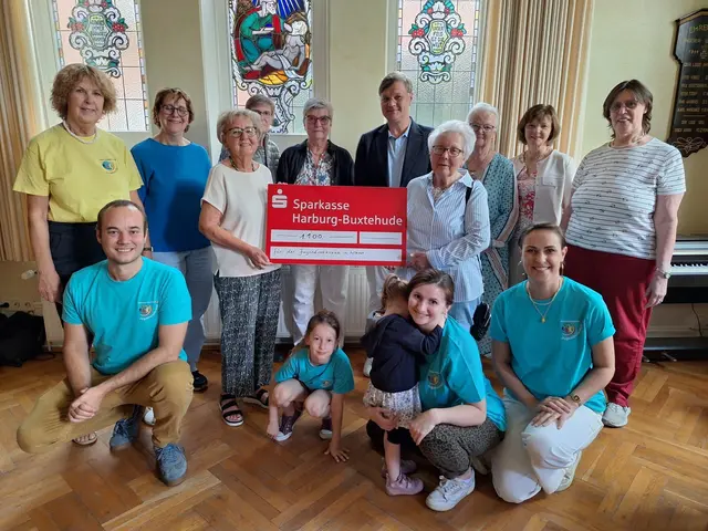 Der FrauenSingkreis konnte dem Jugendrotkreuz eine Spende in Höhe von 1.100 Euro überreichen | Foto: Bärbel Müller