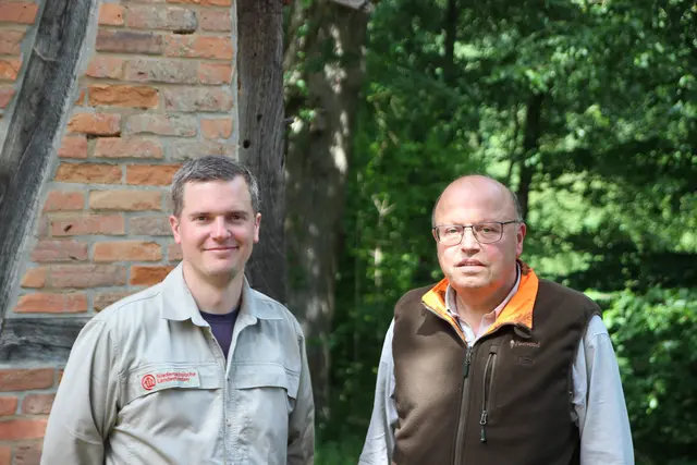 Fabian Grätsch (li.), der neue Revierleiter der Revierförsterei Lohbergen, und Pensionär Gerd Rabe | Foto: Niedersächsische Landesforsten