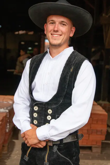 Felix Peter, 24 aus Fredenbeck,ist Tischler und Zimmerer. „Meine Freundin ist auch Zimmerin – sie hat mich angesteckt“, lacht er. Gelernt hat er bei Zimmerei Hölting in Burweg.  | Foto: Kreishandwerkerschaft